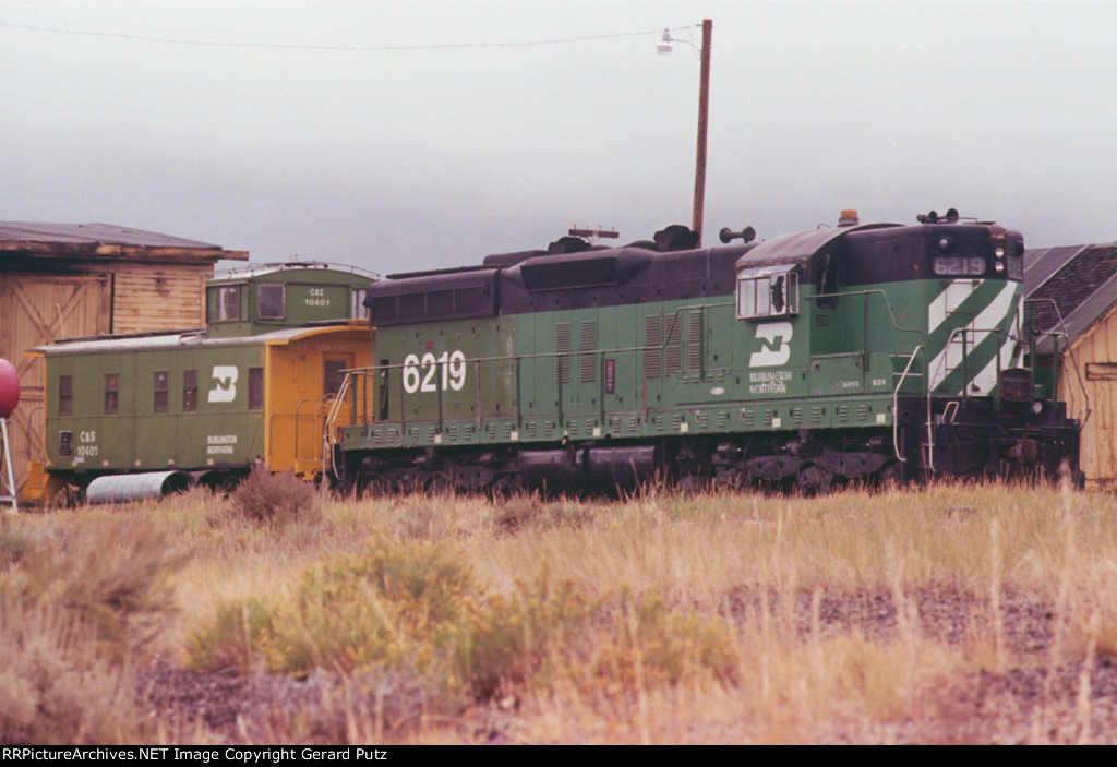 BN SD9 #6219 + C&S Caboose #10401